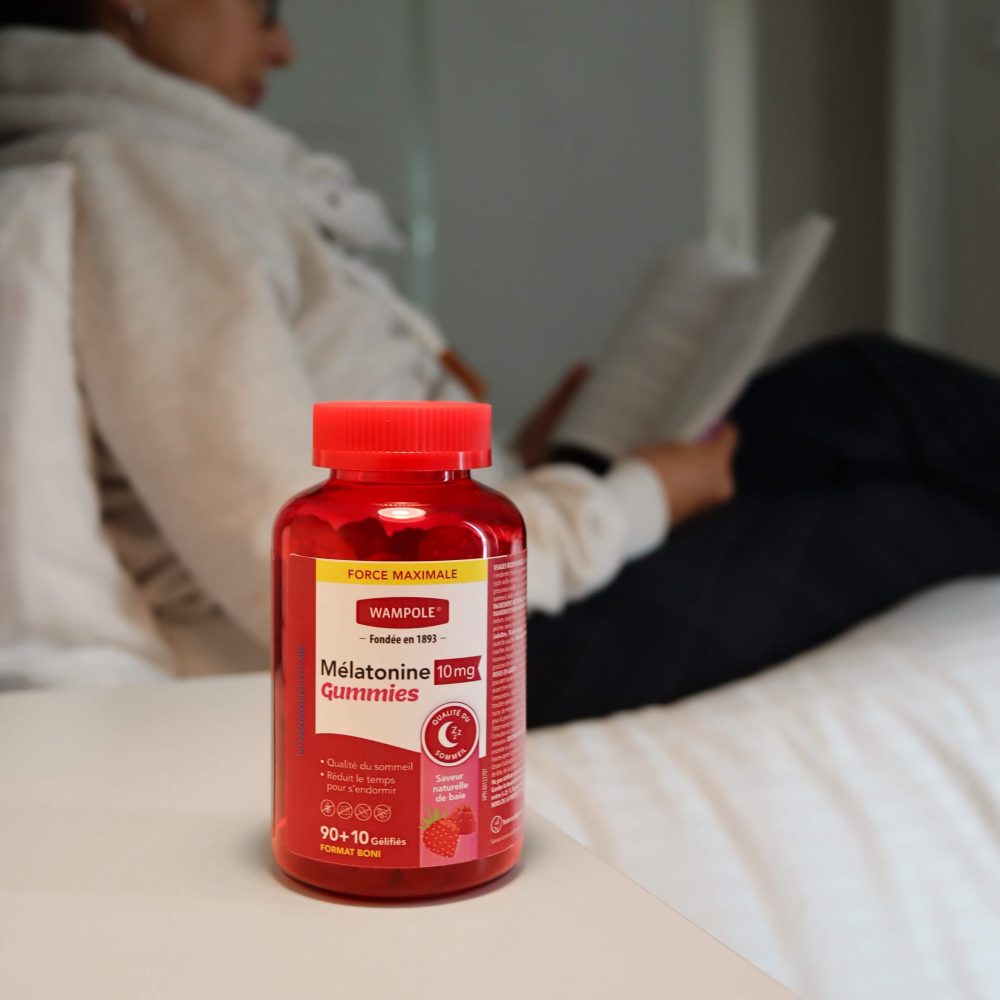 Bouteille de mélatonine et femme qui lit un livre